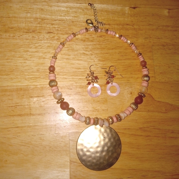 Beautiful necklace and earrings set, pink and peach color realistic faux stone - Picture 7 of 10